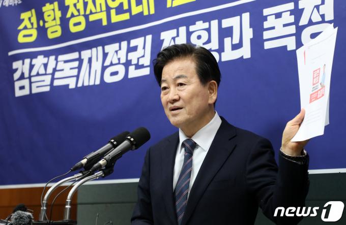 정동영 더불어민주당 전주병 예비후보가 11일 전북 전주시 전북특별자치도의회에서 공약 발표 기자회견을 열고 질의에 답변을 하고 있다. 2024.3.11/뉴스1 ⓒ News1 유경석 기자