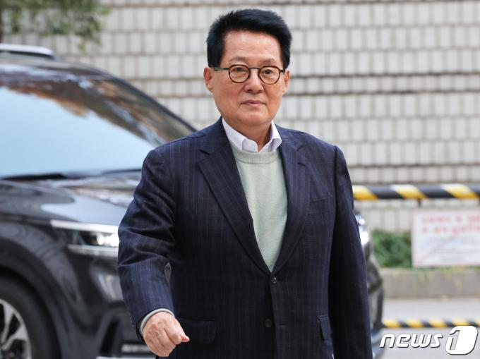 박지원 전 국가정보원장이 8일 서울 서초구 서울중앙지방법원에서 열린 '서해 피격 사건' 직권남용권리행사방해 등 공판에 출석하고 있다. 2023.12.8/뉴스1 ⓒ News1 허경 기자