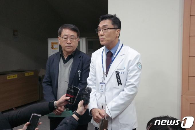 [사진] 충북대 의대 교수회 긴급총회 후 기자회견