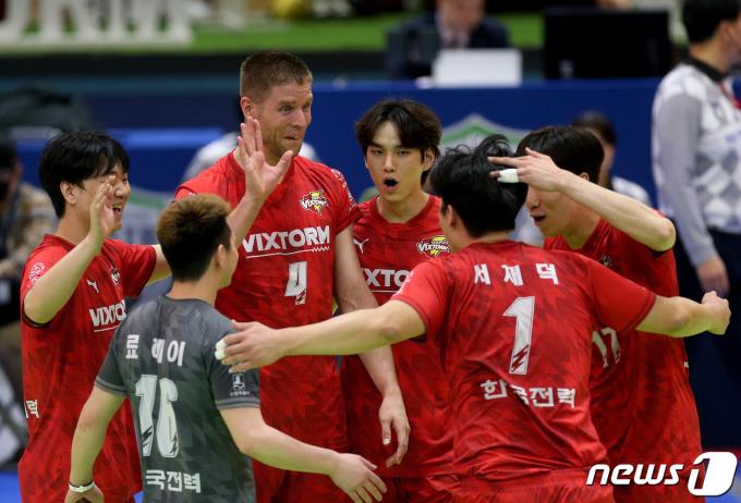 [사진] 한국전력, 삼성화재 꺾고 4연패 탈출