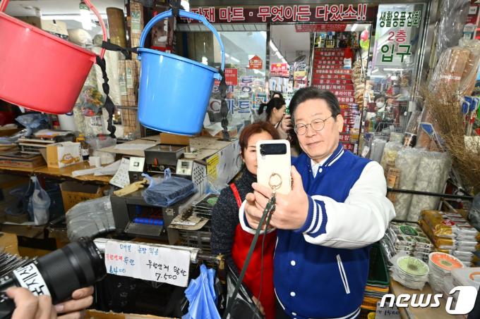이재명 더불어민주당 상임공동선거대책위원장이 13일 서울 동작구 남성사계시장에서 시민들과 기념촬영을 하고 있다. (공동취재) 2024.3.13/뉴스1 ⓒ News1 구윤성 기자