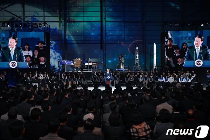 윤석열 대통령이 지난 13일 경남 사천시 한국항공우주산업(KAI)에서 열린 대한민국 우주산업 클러스터 출범식에서 축사를 하고 있다. (대통령실 제공) 2024.3.13/뉴스1 ⓒ News1 오대일 기자