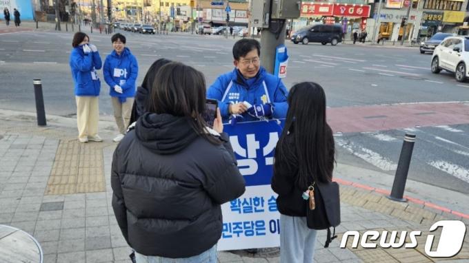 12일 이상식 더불어민주당 용인갑 후보가 유권자들과 인사하고 있다. (이상식 후보 선거사무소 제공)