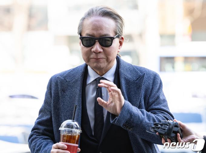 주수호 위원장이 휴대전화 포렌식 참관을 위해 서울경찰청 공공범죄수사대에 들어서고 있다. 2024.3.8/뉴스1 ⓒ News1 이재명 기자