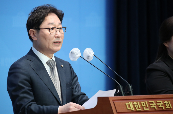 지난 13일 더불어민주당이 발표한 9~10차 경선 지역 개표 결과에 따르면 원외 '친명계'(친이재명계)가 대거 승리했다. 사진은 박범계 민주당 중앙당 선거관리위원장이 지난달 27일 서울 여의도 국회 소통관에서 경선 예비후보 제재조치 관련 브리핑을 하는 모습. /사진=뉴스1