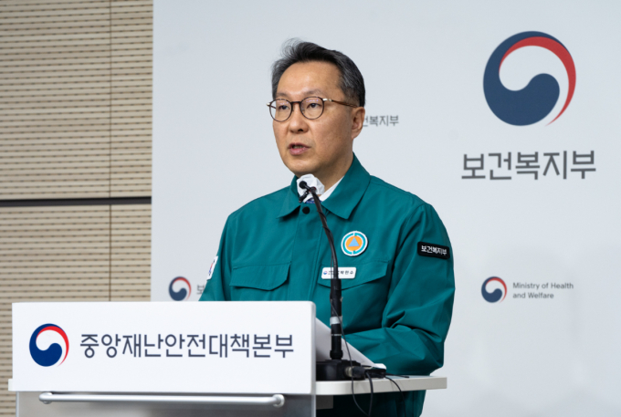 정부가 의료구조를 전면 개편하겠다고 나서면서 상급병원에서 중증환자를 보게 될 경우 의료기관과 환자 모두 이익을 볼 수 있는 구조로 운영하겠다고 밝혔다. 박민수 보건복지부 제2차관이 13일 세종시 정부세종청사에서 '의사 집단행동' 중대본 회의 내용을 발표하고 있다. /사진=뉴스1  