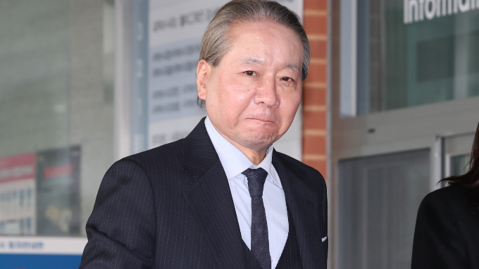 14일부터 오는 15일까지 이틀 동안 전공의 집단사직 공모 혐의를 받는 대한의사협회 관계자들이 경찰 조사를 위해 출석할 예정인 것으로 알려졌다. 사진은 지난 11일 서울 종로구 서울경찰청에서 조사를 마치고 나오는 주수호 의협 비대위 언론홍보위원장. /사진=뉴스1
