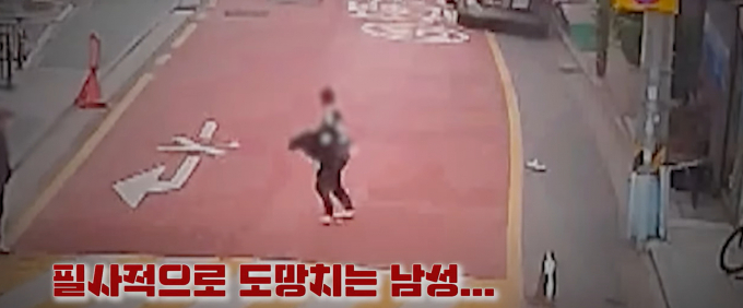 마약에 취한 남성이 주민센터에서 소동을 벌이다 경찰에 붙잡혔다. /사진= 유튜브 '경찰청' 캡처 