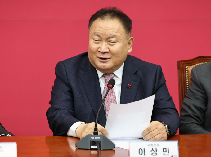 이상민 국민의힘 의원(대전 유성구을)이 조수연 국민의힘 후보(대전 서구갑)와 도태우 국민의힘 후보(대구 중·남구)의 과거 발언이 논란을 일으키자 당의 적절한 조치가 필요하다고 말했다. 사진은 이 의원이 지난 1월8일 서울 여의도 국회에서 열린 비상대책위원회에서 입당 소감을 밝히는 모습. /사진=뉴스1
