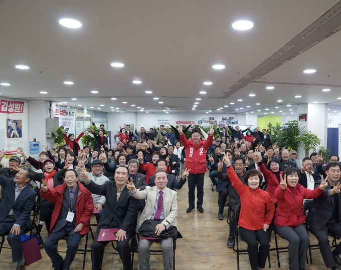 김성원 후보가 13일 선거대책위원 임명장 수여식을 마친 뒤 지지자들과 함게 총선 승리를 다짐하고 있다. /사진제공=김성원 선거캠프