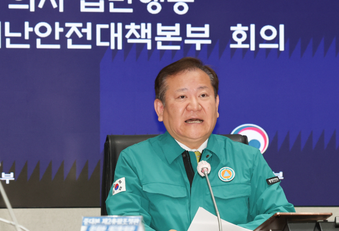 이상민 의사 집단행동 대응 중앙재난안전대책본부 제2차장 겸 행정안전부 장관이 14일 서울 종로구 정부서울청사에 열린 중대본 회의에서 의료계의 협조를 당부했다. 사진은 이날 중대본 회의에 참석한 이 장관. /사진=뉴스1