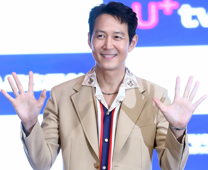 배우 이정재가 27일 오후 인천 연수구 인천글로벌캠퍼스에서 열린 제2회 청룡시리즈어워즈 핸드프린팅 행사에 참석해 포즈를 취하고 있다./사진=뉴시스
