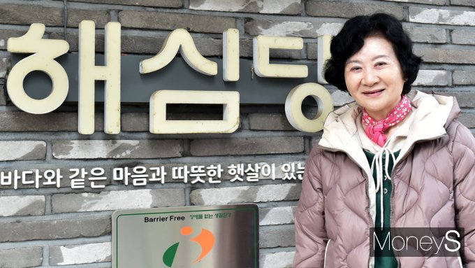 해심당에 2년째 거주 중인 이현민씨는 이웃들과 함께 사는 기쁨을 말했다. 사진은 지난 12일 해심당에서 인터뷰 중인 이씨의 모습. /사진=임한별 기자