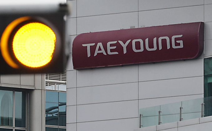  태영건설의 주채권은행인 산업은행이 기업 재무구조 개선작업(워크아웃)이 개시된 태영건설에 대한 부채와 자산 등을 파악하기 위한 실사를 하루 앞둔 21일 서울 여의도 태영건설 본사 인근 신호등에 주황색 불이 들어와 있다. /사진=뉴스1