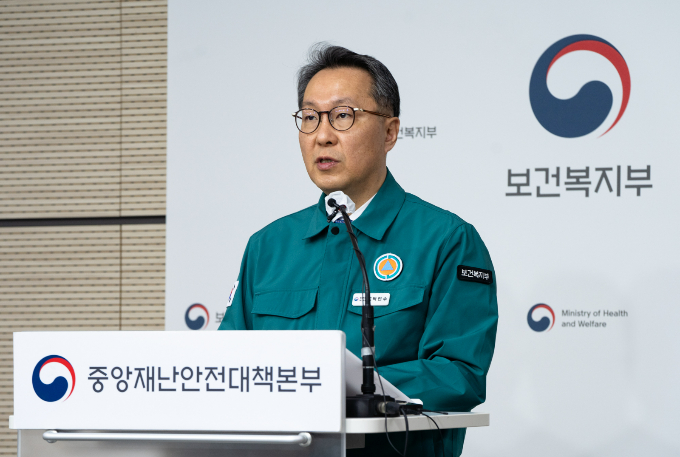 의료계가 4주째 집단행동을 이어가 의료공백이 장기화하고 있는 가운데 "정부가 정원 문제를 두고 특정 직역과 협상하는 사례는 없다"며 협상 의지가 없음을 강조했다. 박민수 보건복지부 제2차관이 지난 13일 세종시 정부세종청사에서 '의사 집단행동 중앙재난안전대책본부' 회의 내용을 발표하고 있다. /사진=뉴스1(보건복지부 제공)