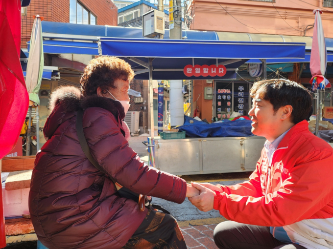 유권자 지지를 호소하고 있는 부산 서동구 김인규 예비후보(오른쪽)/사진=김인규캠프