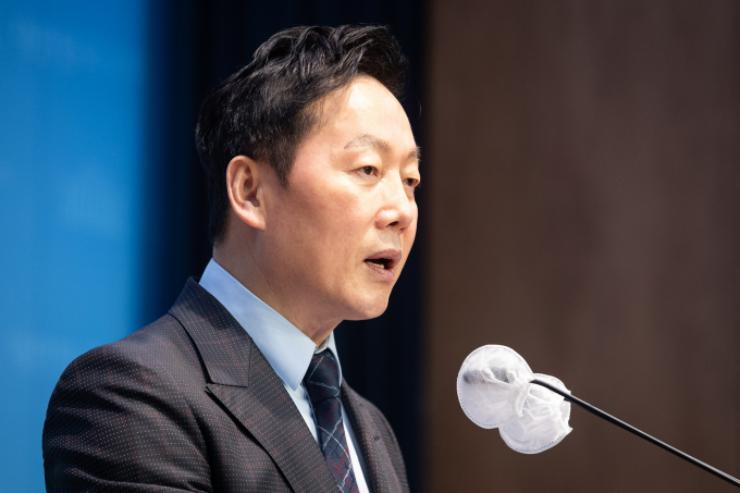 14일 더불어민주당 서울 강북을 정봉주 후보가 지뢰 목발 경품 발언 논란에 대해 사죄했다. 사진은 정 후보가 지난 1월8일 서울 여의도 국회 소통관에서 제22대 총선 서울 강북을 출마선언을 하는 모습. /사진=뉴스1