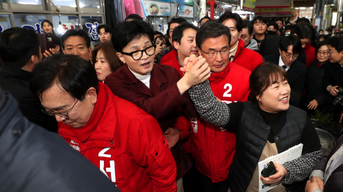 한동훈 국민의힘 비상대책위원장이 14일 '낙동강 벨트' 지역인 부산 북구 구포시장을 방문해 민심잡기에 나섰다. 사진은 이날 구포시장에서 시민과 손을 잡은 한 위원장. /사진=뉴스1