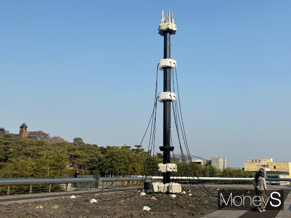 야외공간에는 거대한 기계탑 '막'이 설치돼 있는데 이 탑은 외부 환경에서 자극을 받아 내부 환경으로 신호를 보낸다. 사진은 '막'의 모습. /사진=이예빈 기자
