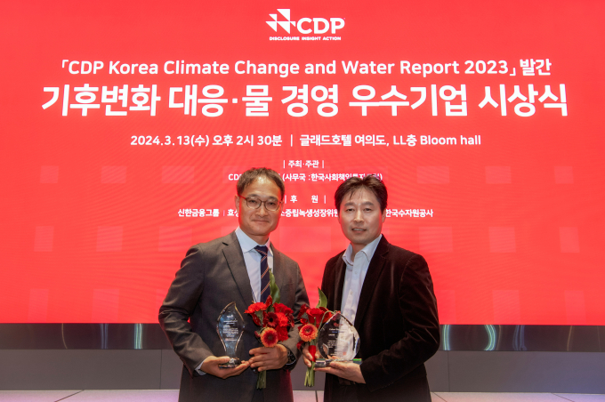 황동철 현대차 경영전략3실장, 임기동 기아 안전환경지원팀 팀장(왼쪽부터) 이 '2023 CDP 코리아 어워드(CDP Korea Award)'에서 기념사진을 촬영하고 있다./사진제공= 현대차·기아