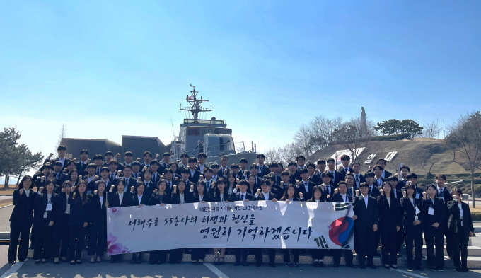 LIG넥스원 임직원 80여명이 제9회 서해수호의날  앞둔 14일 ‘서해수호관’을 찾아 추모행사를 가졌다. LIG넥스원이 이날 추모행사에 참여한 모습/사진제공=LIG넥스원