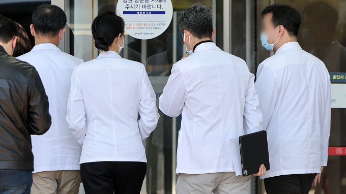 교육부가 14일 오후 대변인실을 통해 최근 의과대학 정원 비수도권·수도권 배정과 관련한 보도가 나오는 것에 대해 정해진 바가 없다고 밝혔다. 사진은 전날 서울 종로구 서울대학교병원 현장. /사진=뉴스1