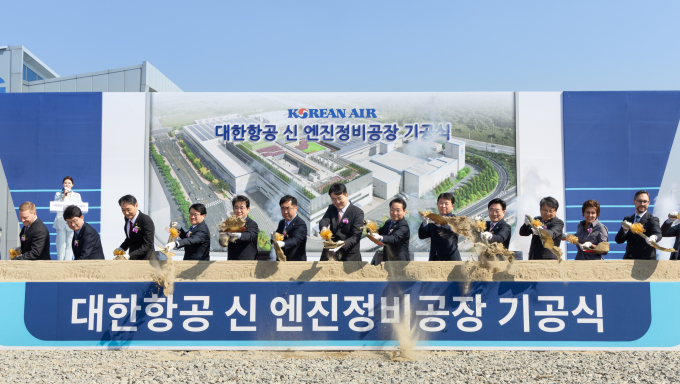 좌측 네 번째부터 민길수 중부지방고용노동청장, 배준영 국민의힘 의원, 맹성규 더불어민주당 의원, 조원태 한진그룹 회장, 유정복 인천광역시장, 이윤상 국토교통부 항공정책실장, 윤원석 인천경제자유구역청장 및 관계자들이 시삽 세리머니를 하고 있는 모습  /사진=대한항공