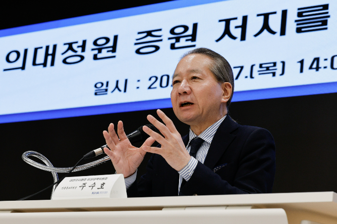 전공의 공백이 오히려 정상 의료체계를 만들어내는 상황에 대해 대한의사협회(의협)가 "역설적인 현상이 주는 교훈을 정부는 깨달아야 한다"고 비판했다. 주수호 의협 비상대책위원회 언론홍보위원장이 지난 7일 오후 서울 용산구 의협회관에서 '의대정원 증원 저지를 위한 비대위 정례 브리핑'을 한 뒤 취재진 질문에 답하고 있다. /사진=뉴스1