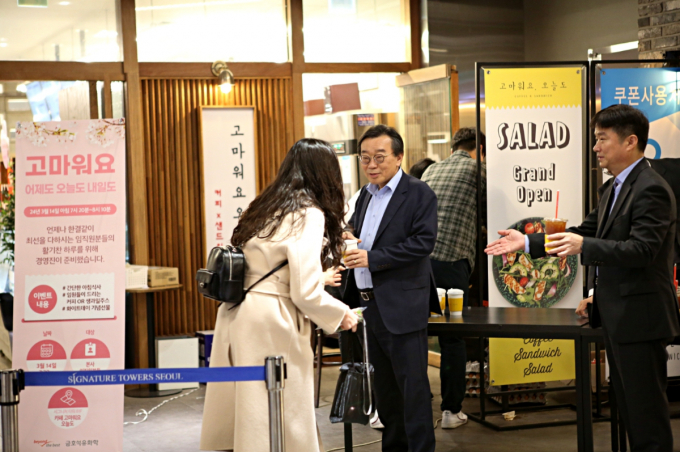 금호석유화학이 14일 조직문화 이벤트 '고마워요! 어제도 오늘도 내일도'를 진행했다. 사진은 행사에 참가한 백종훈 금호석유화학 대표(가운데). /사진=금호석유화학 제공