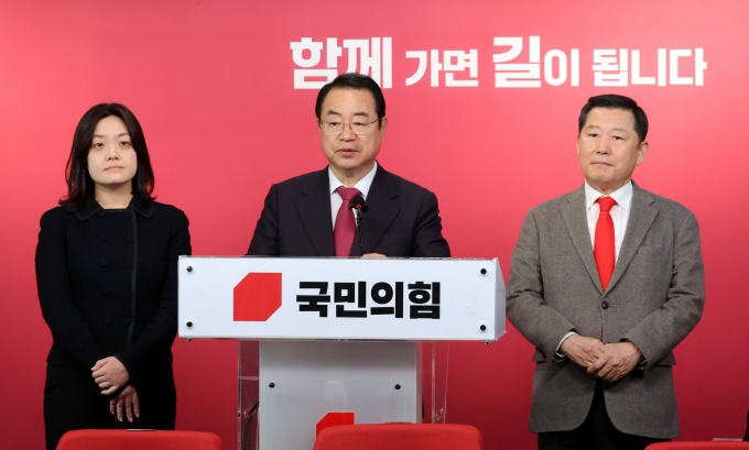 14일 국민의힘 공천관리위원회가 경기 하남을, 부산 북을 등 총 6곳의 공천 심사 결과를 발표했다. 사진은 정영환 국민의힘 공천관리위원장(가운데)이 14일 서울 여의도 국민의힘 중앙당사에서 제22차 회의 결과를 발표하는 모습. /사진=뉴시스