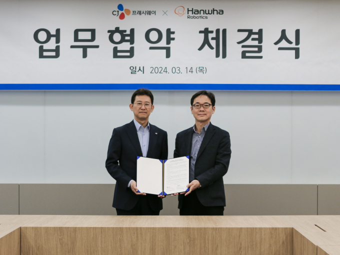 한화로보틱스가 CJ프레시웨이와 협력을 확대한다. 사진은 (좌)정성필 CJ프레시웨이 대표이사, (우)서종휘 한화로보틱스 대표이사 /사진=한화로보틱스