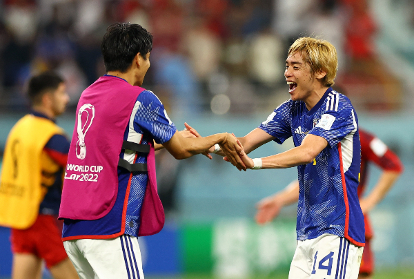 일본 축구대표팀이 성폭행 의혹을 받고 있는 이토 준야를 대표팀 명단에서 제외했다. 사진은 지난 2022 국제축구연맹(FIFA) 카타르월드컵에서 16강에 진출한 뒤 기뻐하는 이토. /사진=로이터