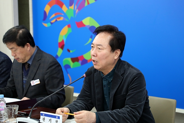 권기창 안동시장(오른쪽)이 2025년 국·도비 확보 추진상황 보고회를 주재하고 있다./사진제공=경북 안동시