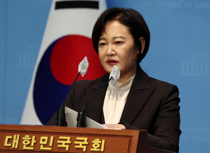 14일 이수진 무소속 의원(서울 동작구을)이 더불어민주당 당원들에게 류삼영 민주당 후보를 도와달라는 요청을 받았다고 전했다. 사진은 이 의원이 지난달 22일 서울 여의도 국회 소통관에서 서울 동작을 전략지역 지정에 반발하며 탈당 기자회견을 하는 모습. /사진=뉴스1