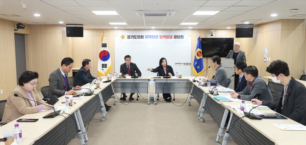 경기국제공항추진단 정윤경(왼쪽 다섯번째)·윤태길 공동단장(왼쪽 네번째)이 13일 경기도의회(의장 염종현) 의정정책추진단과 함께 경기국제공항 추진방안 수립 연구용역 중간보고에 대해 논의하고 있다.  발언을 하고 있다. / 사진제공=경기도의회
