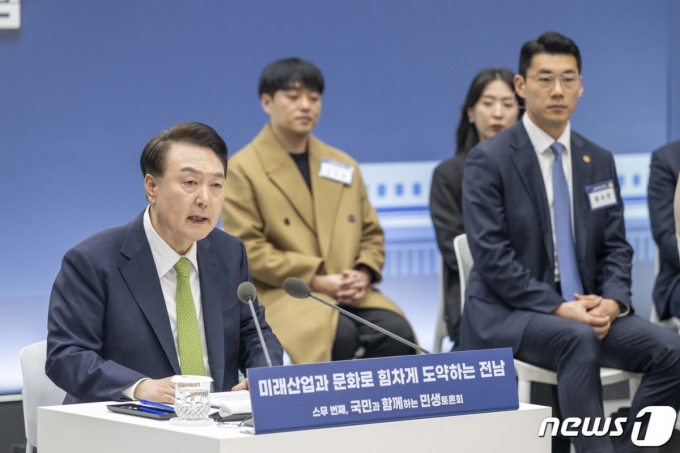 윤석열 대통령이 14일 전남 무안군 전남도청에서 '미래산업과 문화로 힘차게 도약하는 전남'을 주제로 열린 스무 번째 '국민과 함께하는 민생토론회'에 참석해 발언하고 있다. (광주전남사진기자단 제공)/뉴스1