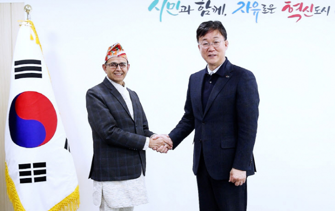 이민근 안산시장(오른쪽)이 13일 안산시청을 방문한 푸시퍼 라저 버터라이 주한 네팔 공사참사관과 한-네팔 수고 50주년 기념 협업사업 등을 논의한 후 악수하고 있다. / 사진제공=안산시
