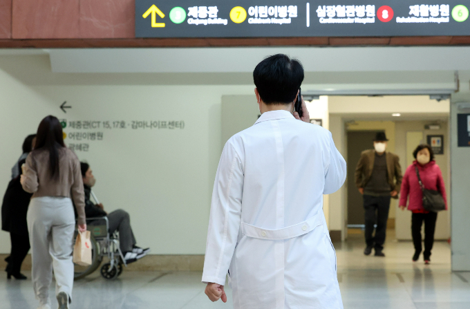 의료계 집단행동으로 의료대란이 장기화하고 있는 가운데 대한내과학회가 호소문을 내고 "의료대란을 정상화해 줄 사람은 대통령과 정부"라며 사태 해결을 촉구했다. 14일 서울의 한 대학 병원에서 의료진이 이동하고 있다. /사진=뉴스1