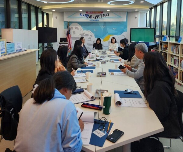 평택시가 시 도서관 건립자문위원와 함께 도서관 구현에 힘을 싣고 있다. 사진은 평택시도서관 건립자문위원회와 국민디자인단이 함께 도서관을 구현하는 모습.  / 사진제공=평택시