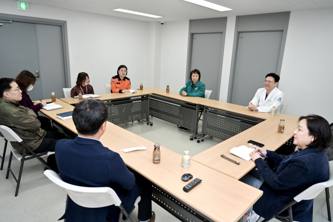 조정아 여주시 부시장을 비롯한 협의체 관게자들이 세종여주병원에서 진행된 지역응급의료협의체 2차 회의를 진행하고 있다. /사진제공=여주시