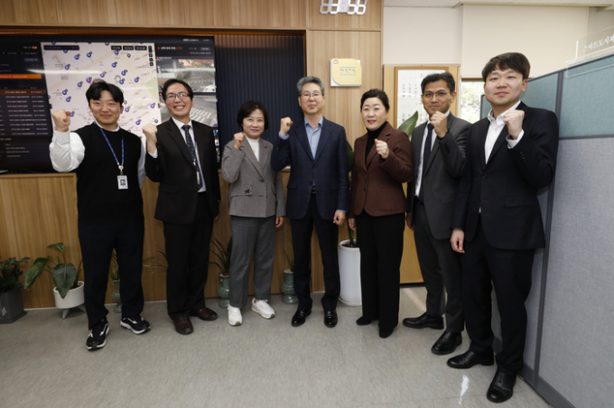 김준희 행정안전부 공공데이터국장(오른쪽 네번째) 등이 13일  화성시를 방문해 데이터 기반 행정에 대한 논의에 앞서 포즈를 취하고 있다. / 사진제공=화성시