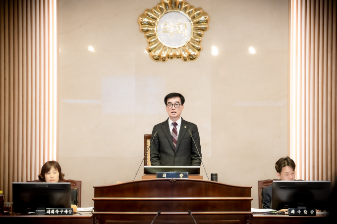 남양주시의회 제301회 임시회 개회를 선언하고 있는 이상기 부의장. /사진제공=남양주시의회