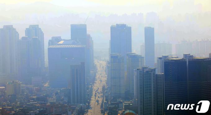 14일 오후 서울 남산에서 바라본 도심이 뿌옇다. 이날 수도권 지역은 초미세먼지 농도가 '나쁨'을 나타냈다. 20203.14/뉴스1 ⓒ News1 김명섭 기자