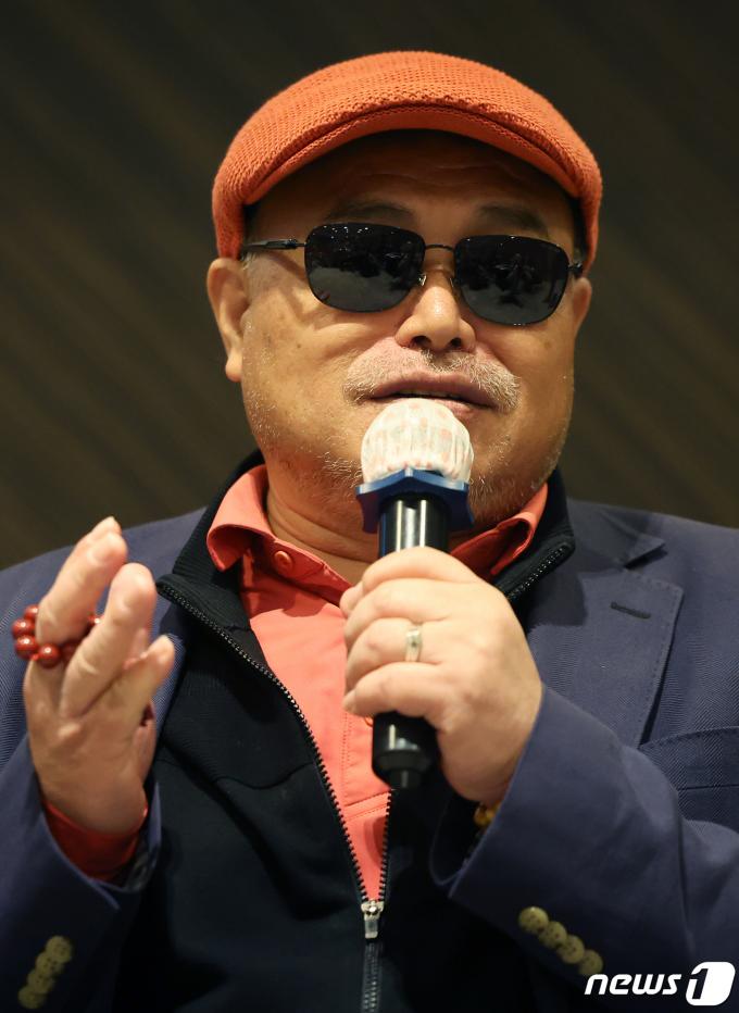 가수 겸 제작자 김흥국이 14일 오후 서울 중구 더플라자 호텔 서울에서 열린 다큐멘터리 영화 '그리고 하얀 목련이 필 때면' 제작발표회에서 취재진 질문에 답변하고 있다. 박 전 대통령 부부의 삶을 다룬 '그리고 하얀 목련이 필 때면'은 실록 영상 70%에 재연 영상 30%를 섞은 120분짜리 논픽션 작품으로 김흥국은 흥.픽쳐스의 대표 이사를 맡아 영화 제작에 나선다. 2024.3.14/뉴스1 ⓒ News1 김진환 기자