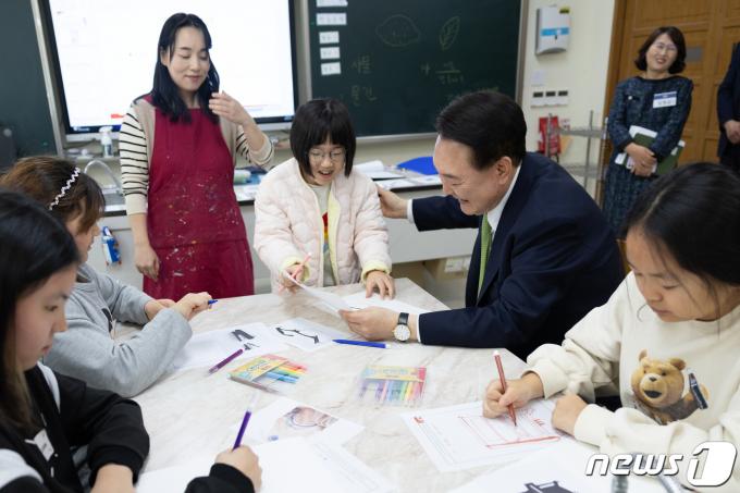 [사진] 윤 대통령, 늘봄 프로그램 참관
