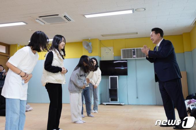 [사진] 늘봄 참여 학생 격려하는 윤 대통령