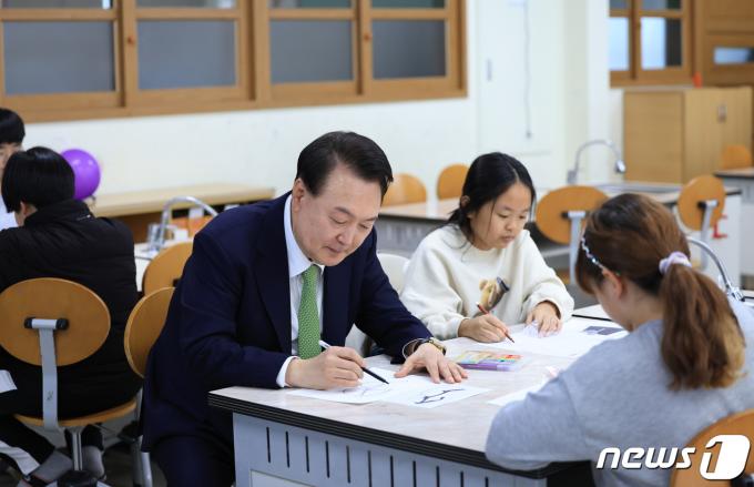 [사진] 창의미술 프로그램 참여하는 윤석열 대통령