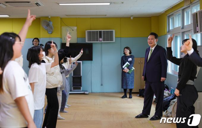[사진] 방송댄스 프로그램 참관하는 윤 대통령