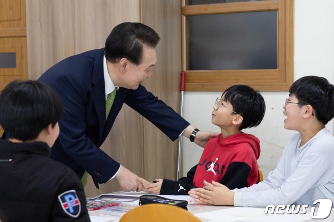 [사진] 늘봄학교 학생들과 인사 나누는 윤 대통령