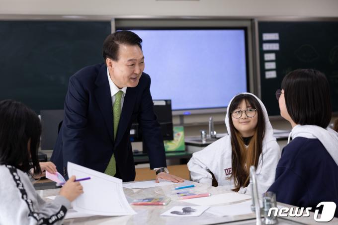 [사진] 늘봄 프로그램 참여 학생들과 대화 나누는 윤 대통령